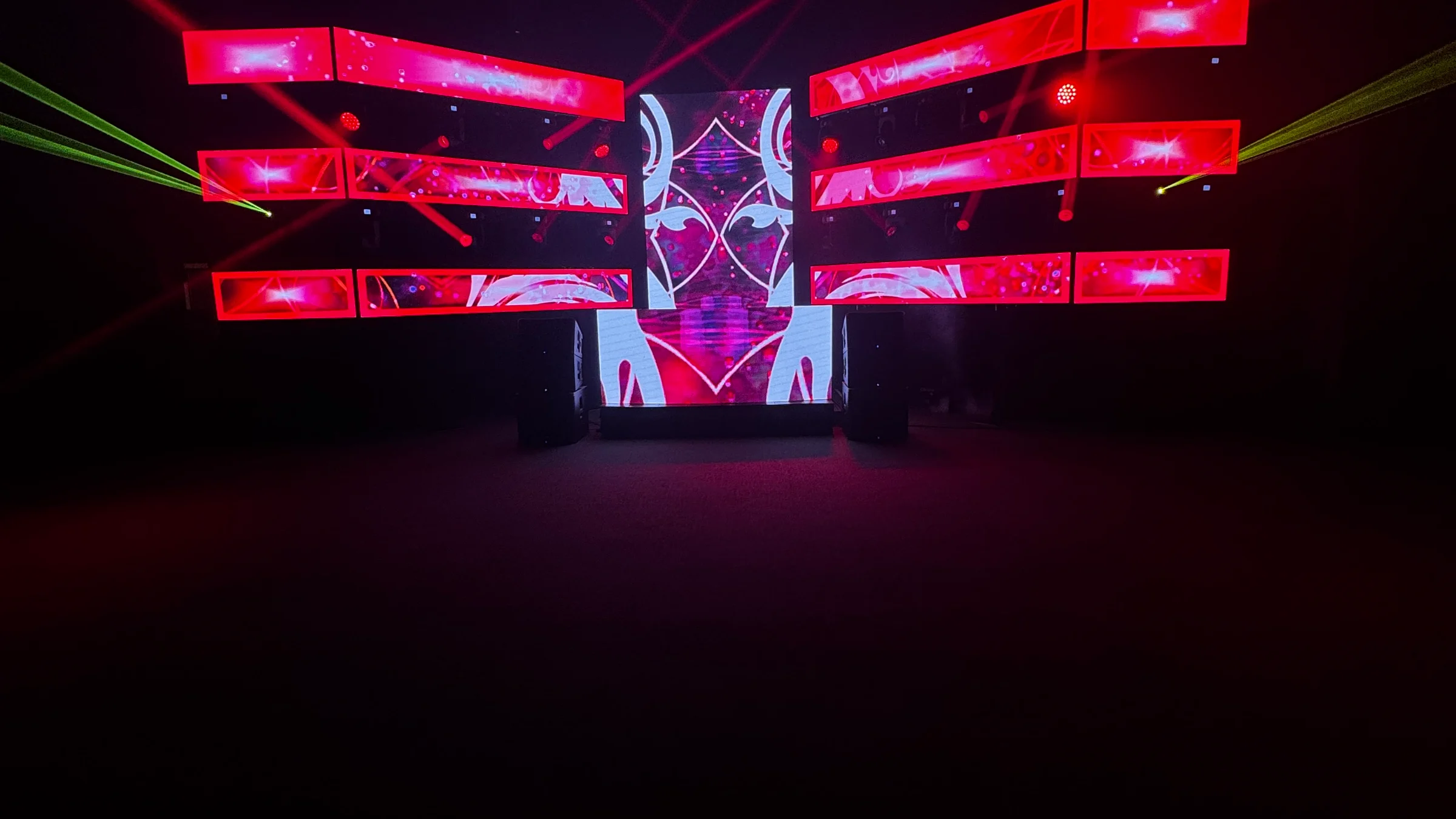 Colorful large-format stage and LED design